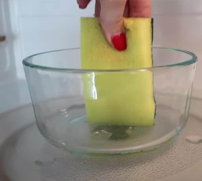using vinegar to clean microwave