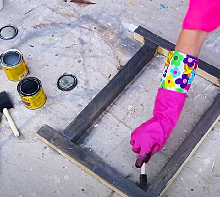 Stain a DIY blanket ladder with Minwax