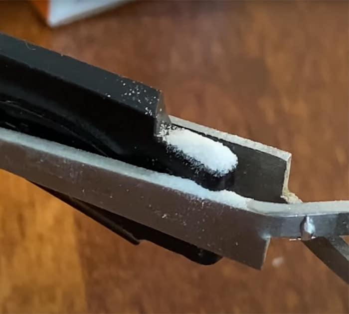 use baking soda to fix glasses