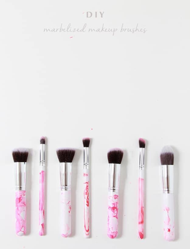 DIY Marbleized Makeup Brushes, a simple idea that makes a real difference and perfect for the season