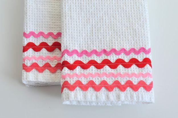 Easy Sewing Projects To Sew For Gifts - Rick Rack Dish Towels - Simple Sewing Tutorials and Free Patterns for Making Christmas and Birthday Presents - Cheap Ideas to Make and Sell