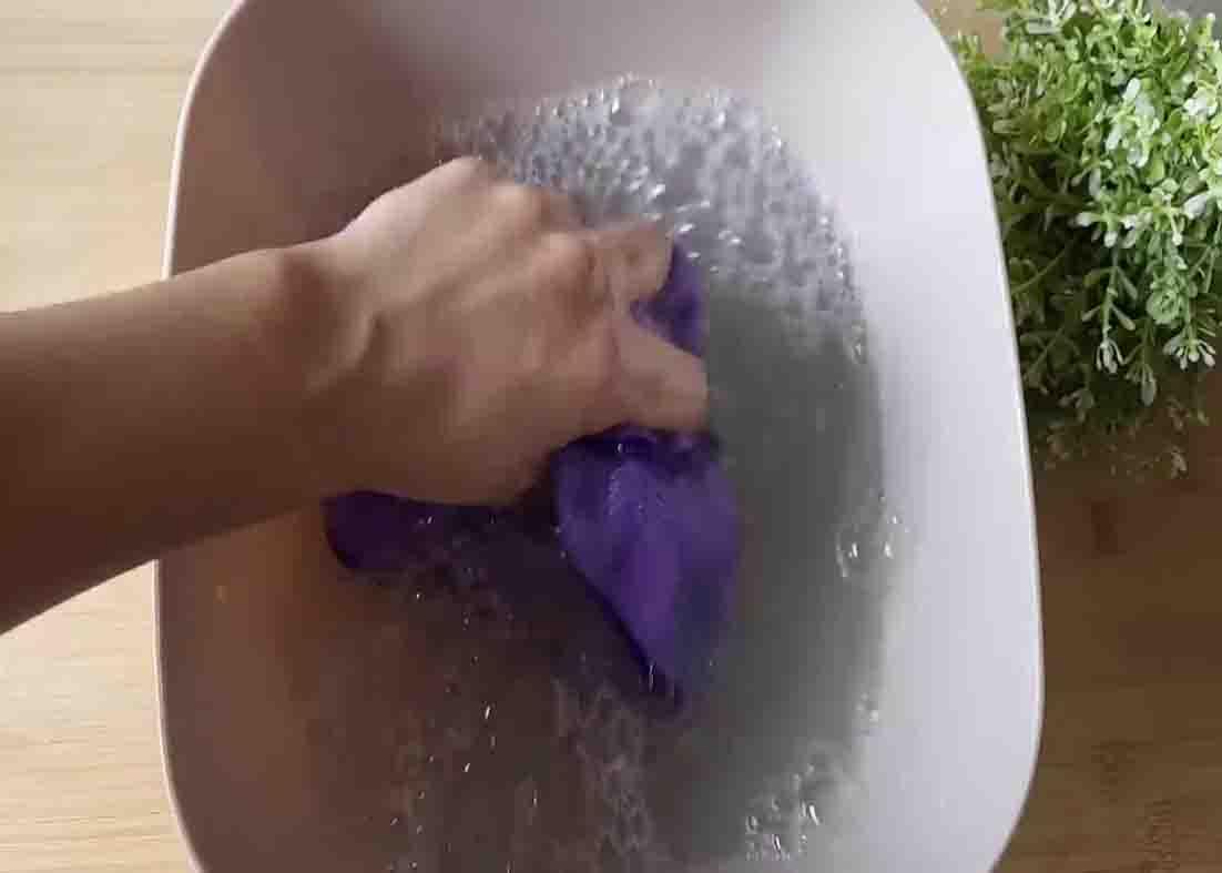 Mixing the cleaning solution and soaking the microfiber cloth for cleaning