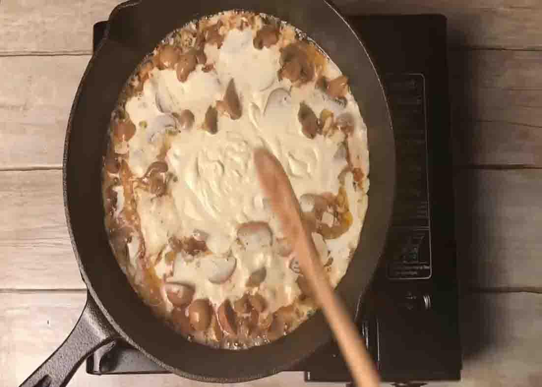Cooking the creamy muhsroom sauce