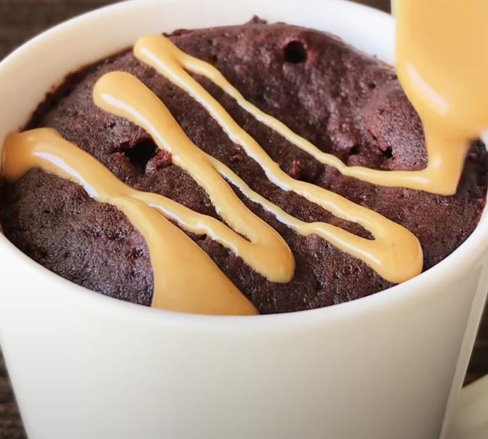 How to Make Soft & Rich Chocolate Peanut Butter Cake in Microwave | Eggless Mug Cake
