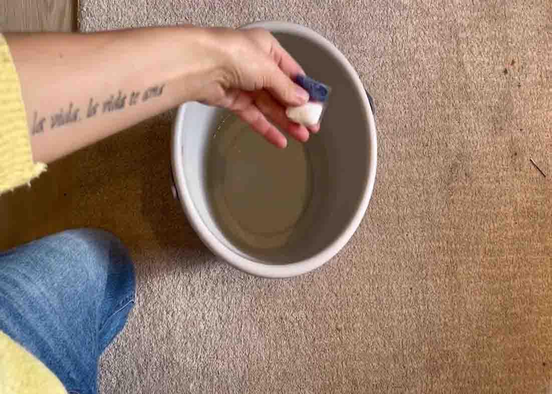 Dissolving the dishwasher tab in a bucket of hot water