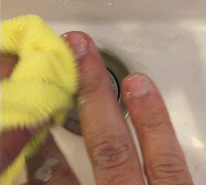 How to Remove Oil-Base Paint From Your Hands (1)