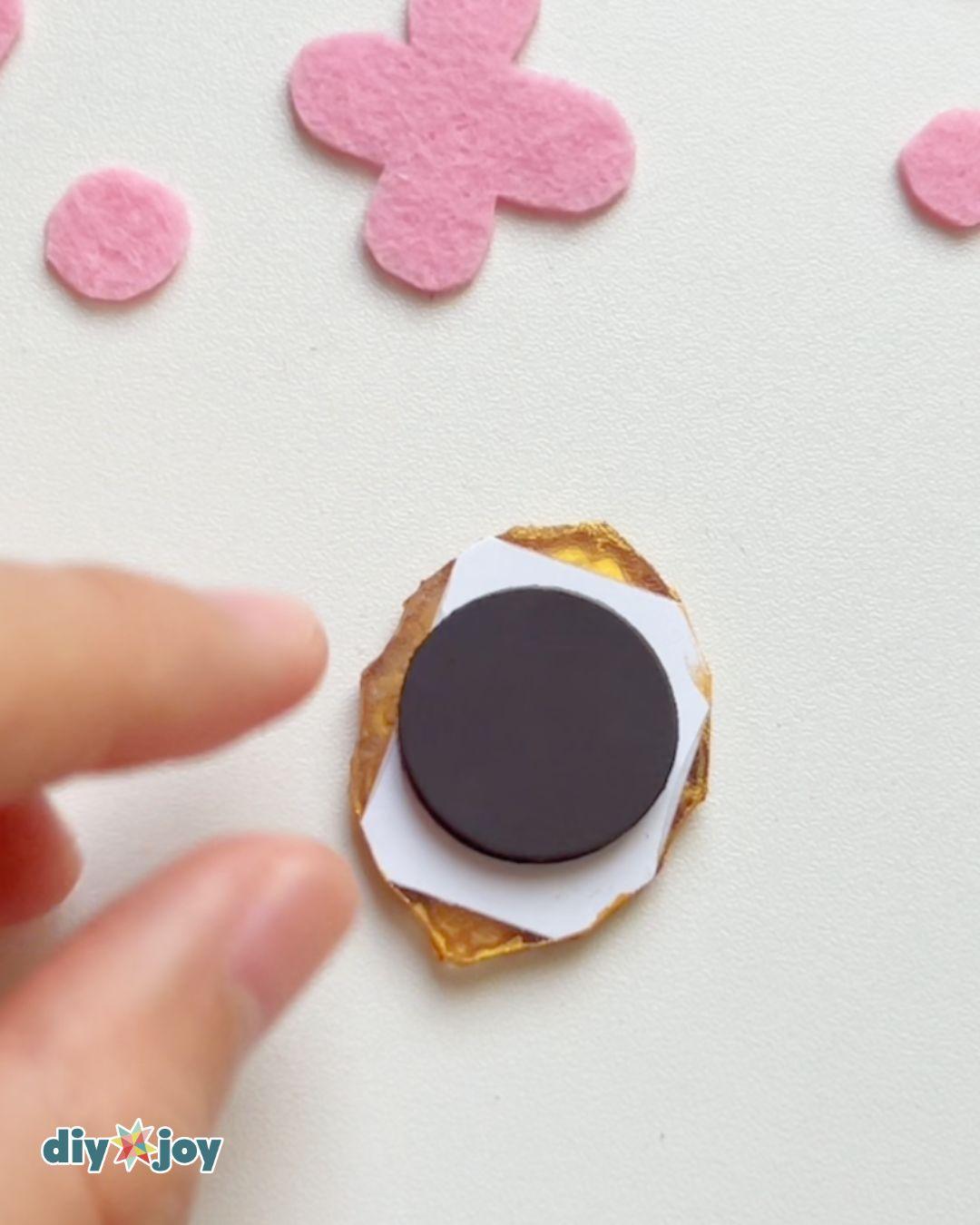 Mini Hot Glue Photo Frame Magnets — diy fridge magnets