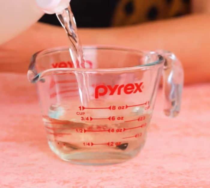 How to Use a Distilled white vinegar to Remove Lint