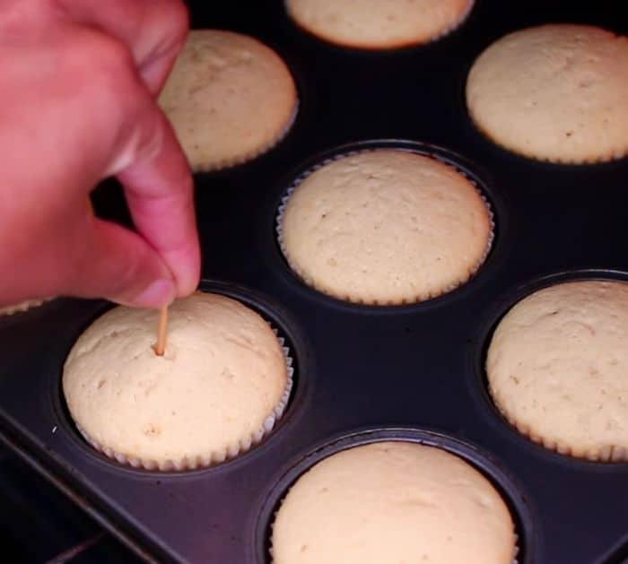 Easy Cupcakes with Cream Cheese Frosting Recipe