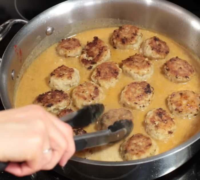 How to Make Chicken Meatballs in a Cream Sauce