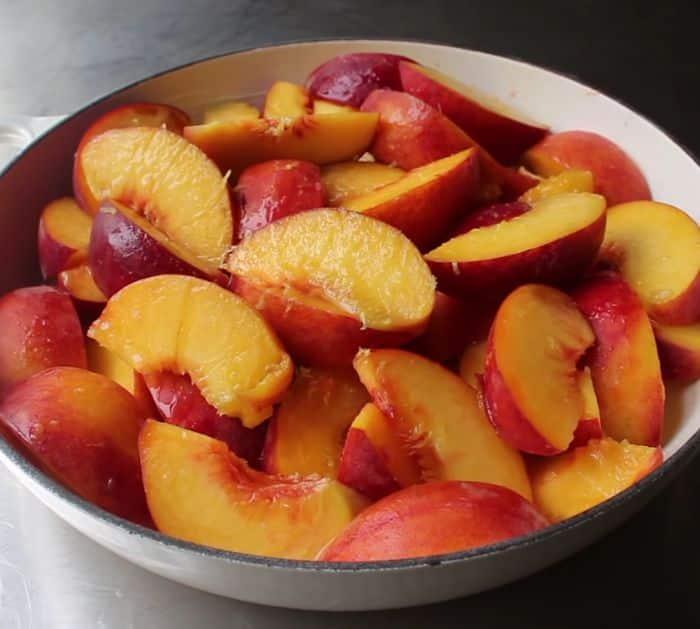 Easy-to-Make Crispy Peach Cobbler