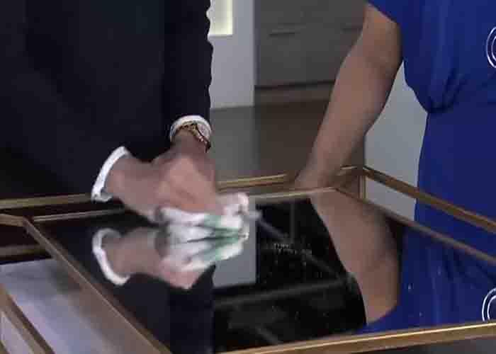 Cleaning mirrors with newspapers