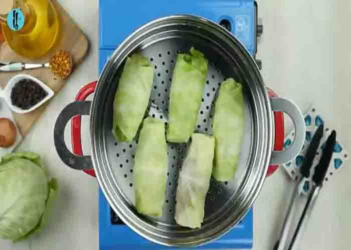 Steaming the cabbage rolls