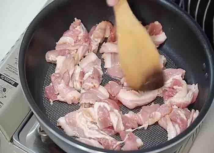 Cooking the bacon for the German hot potato salad