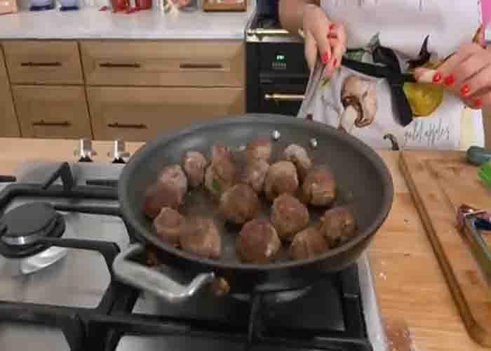 Frying the lemon meatballs
