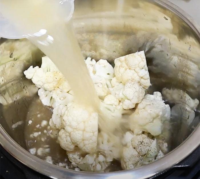 Keto Loaded Cauliflower Soup - Winter Soup Recipes - Low Carb Meals - Low Carb Recipes