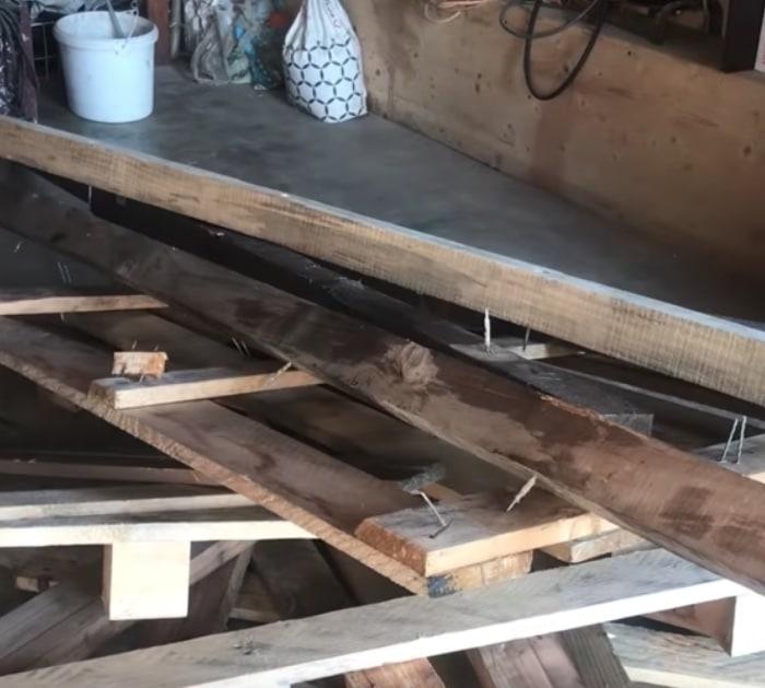 Make a DIY table out of recycled upcycled pallets