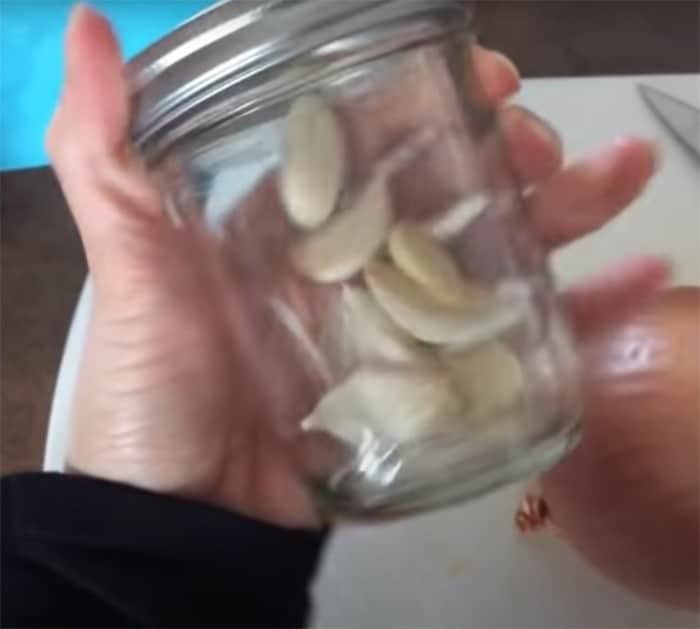 steps to peel garlic in a mason jar