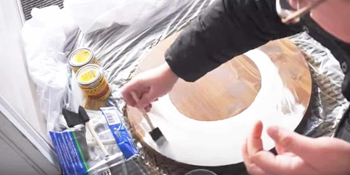 She Paints A Circle On Pallet Wood And Makes A Rustic Piece Full Of Charm!