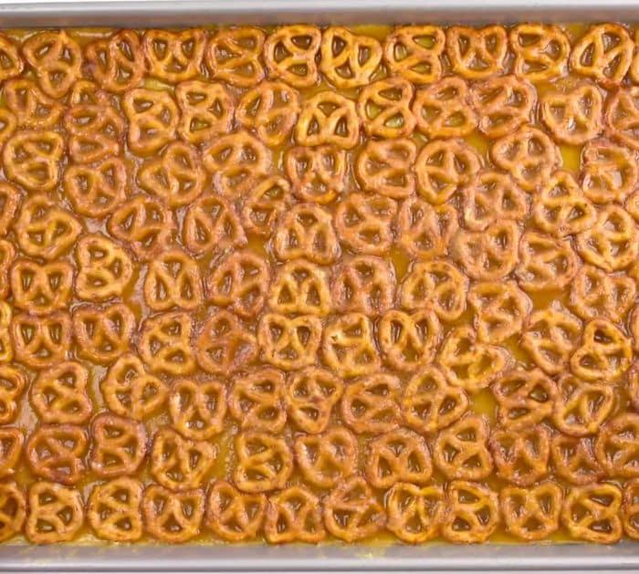 Easy Chocolate Caramel Pretzel Bars Recipe
