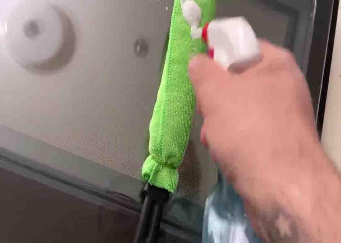Cleaning the inside of the oven glass door using a cake lifter