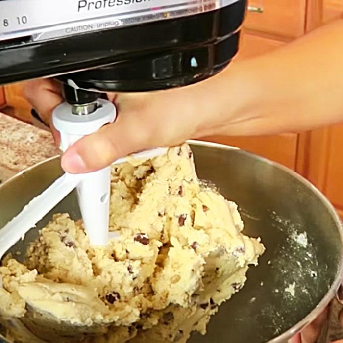 Rolo Stuffed Chocolate Chip Cookies Recipe - How To Make Rolo Cookies _ Easy Baking Ideas