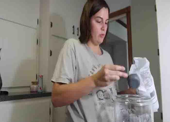 Combining all the ingredients for the homemade laundry detergent