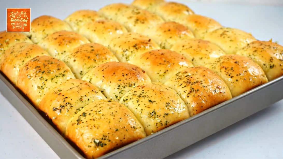 Easy-to-Make Garlic Butter Dinner Rolls