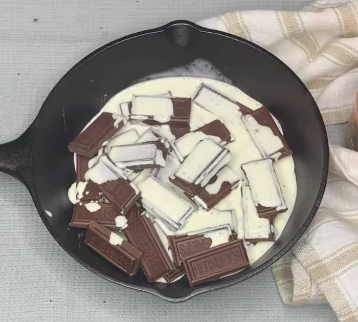 Easy To Make Skillet S’mores Dip