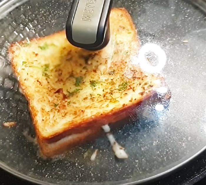 Copycat Domino's Style Cheesy Garlic Bread With Cheese Dip Recipe | Copycat Recipes