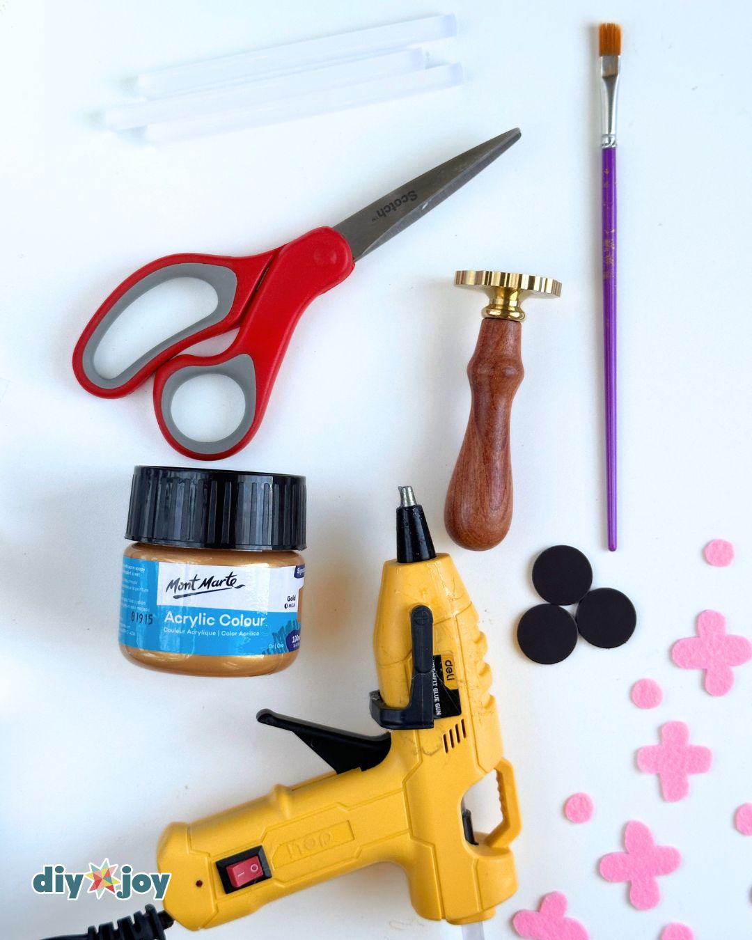 Homemade Mini Hot Glue Photo Frame Magnets — wax seal photo frames materials
