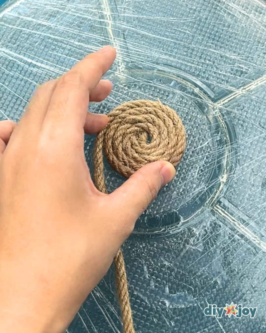Easy Jute Rope Tray — forming the center