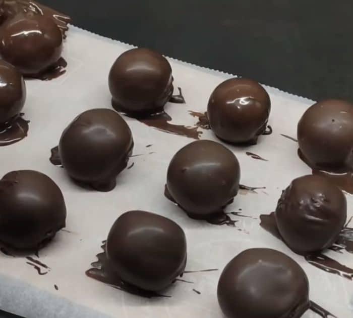3-Ingredient Chocolate Balls Ready in 15 Minutes Instructions