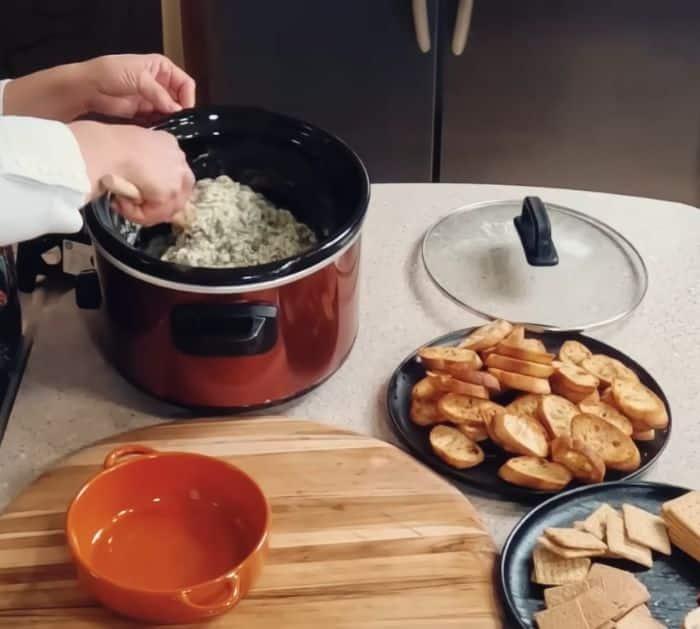How to Make Spinach and Artichoke Dip Using Crockpot