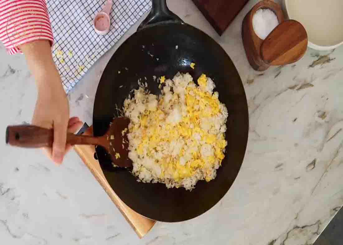 Mixing the egg fried rice