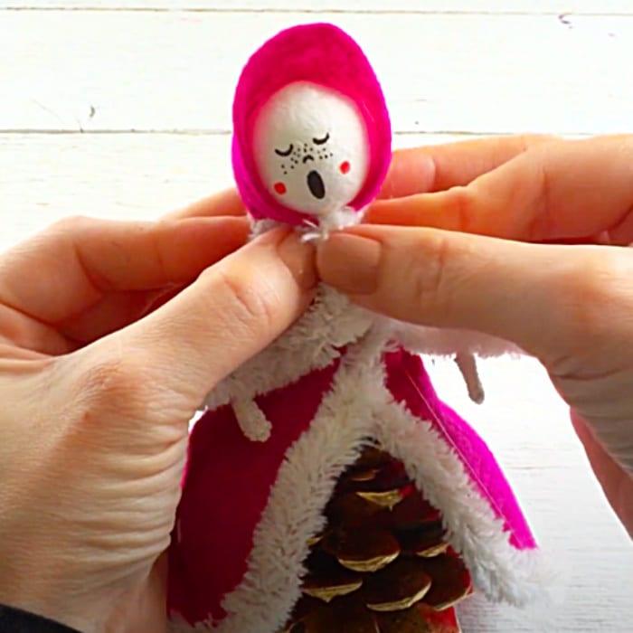 How To Make Pinecone Carolers - DIY Christmas Decor - Pinecone DIY