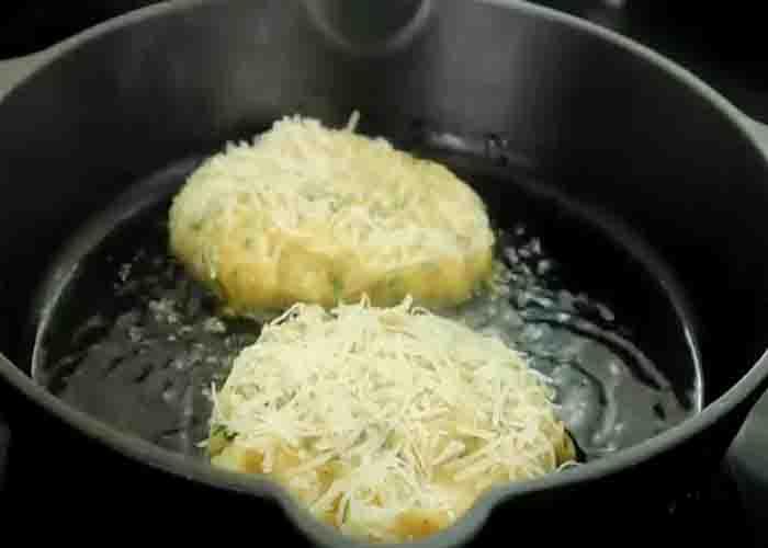 Frying the mashed potato cakes