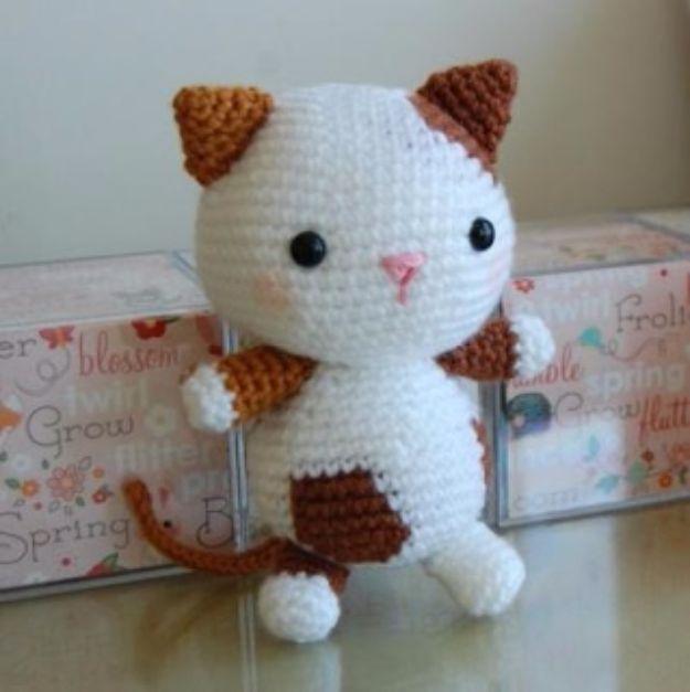 Free Amigurumi Patterns For Beginners and Pros - Kitten Amigurumi - Easy Amigurimi Tutorials With Step by Step Instructions - Learn How To Crochet Cute Amigurimi Animals, Doll, Mob