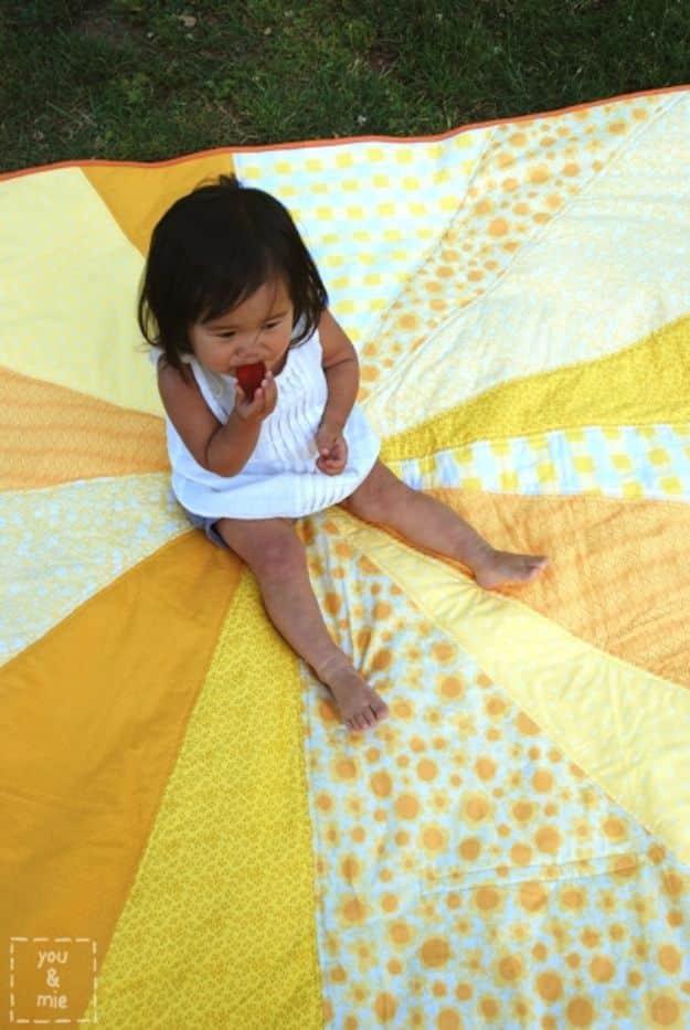 Sunburst Picnic Blanket, easy enough for a beginner to follow and a nice way to make a plain corner feel finished