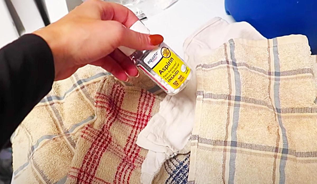How To Whiten Clothes With An Aspirin