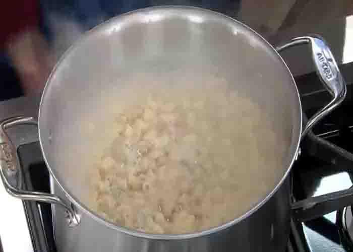 Cooking the macaroni pasta
