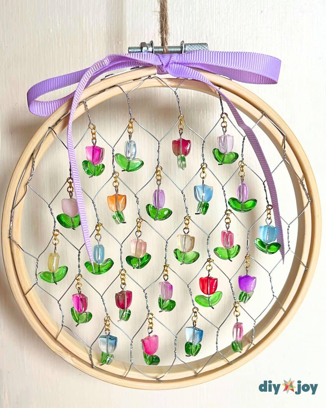 Easy Chicken Wire Suncatcher — chicken wire crafts idea beaded suncatcher