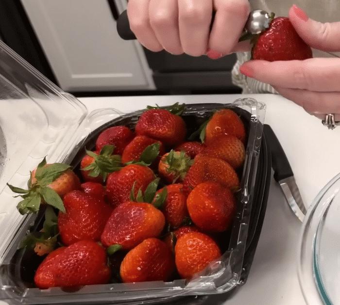 How to Make Sweet Strawberry Pizza