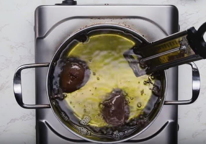 How to Make Deep Fried Cheesecake-Stuffed Strawberries