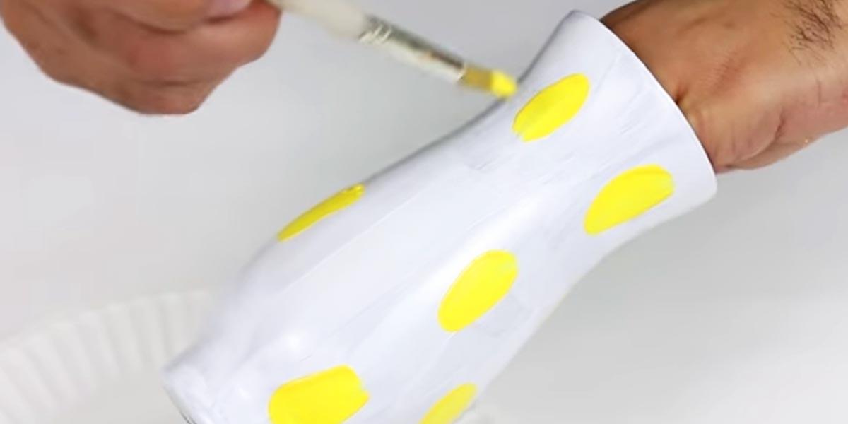 He Paints This Vase With Splashes Of Yellow, But It’s What He Adds Next That Really Makes It Pop (Watch!)