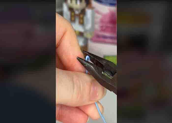 Shaping the paper clips into rings