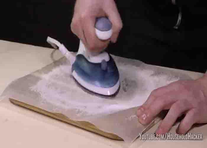 Cleaning iron with salt