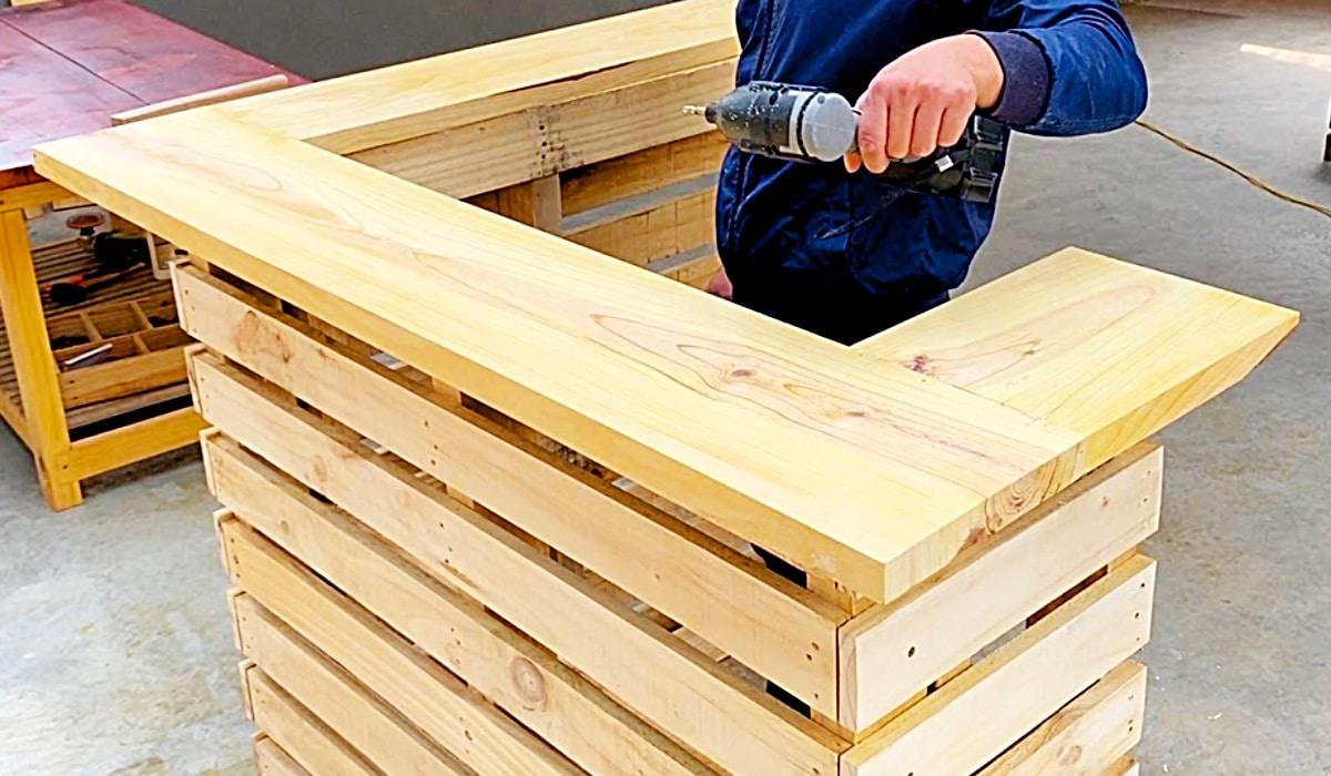 Rustic DIY Pallet Bar