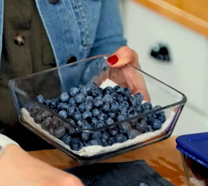 Storing berries on a glass container lined with paper towel