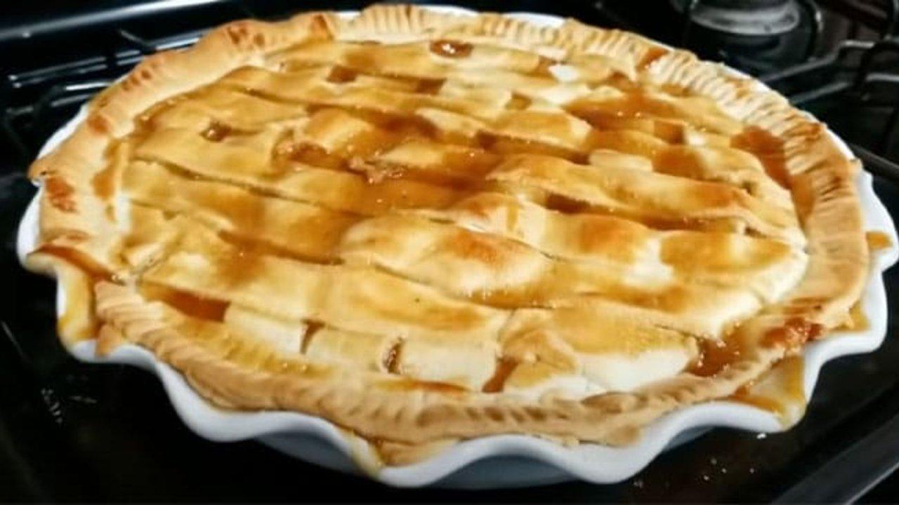 Easy Cinnamon Roll Peach Cobbler Recipe